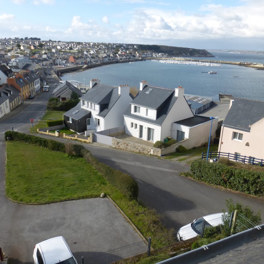 parking privé et vue de la maison